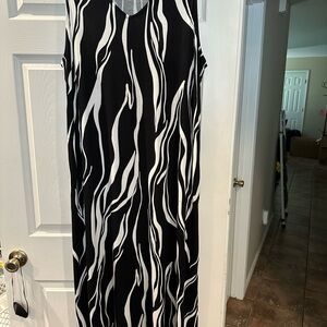 Elle Black and White Sleeveless V-Neck Maxi Sundress